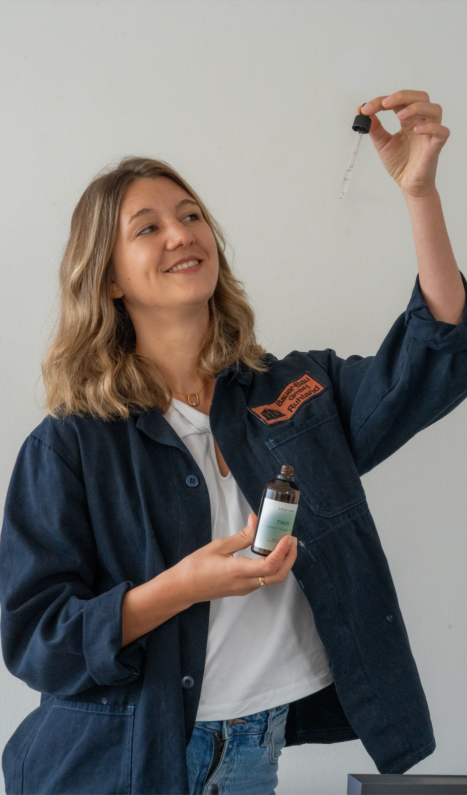 Camille Jacquet, co-founder of APAX LAB holding a TONIK bottle of water for coffee